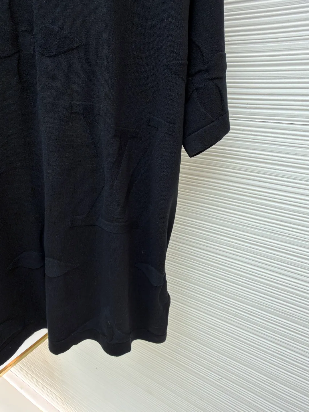 LOUIS VUITTON Four-leaf clover woolen short-sleeve ●Original version: purchased and developed for 10800 ●Item number: 1681109-A55 ●Fabric: combed cotton fabric ●Technology: woolen fabric ●Version: fitted version ●Weight: about 265 grams ●Size: XS-S-M-L ●Description: The wool material is made of 40s double-ply 100% combed cotton yarn, and the machine uses 14 needles and 2 yarns to weave the piece. A single piece takes 160 minutes per piece, 20 minutes for plate sewing, manual quality inspection, and specific three-standard washing. The overall wiring is straight and delicate, the fabric is comfortable and soft, and the color is consistent without color difference. It can be matched with the same style to create a fashionable look and control various occasions. Customized accessories, complete with three standards, same style for men and women!